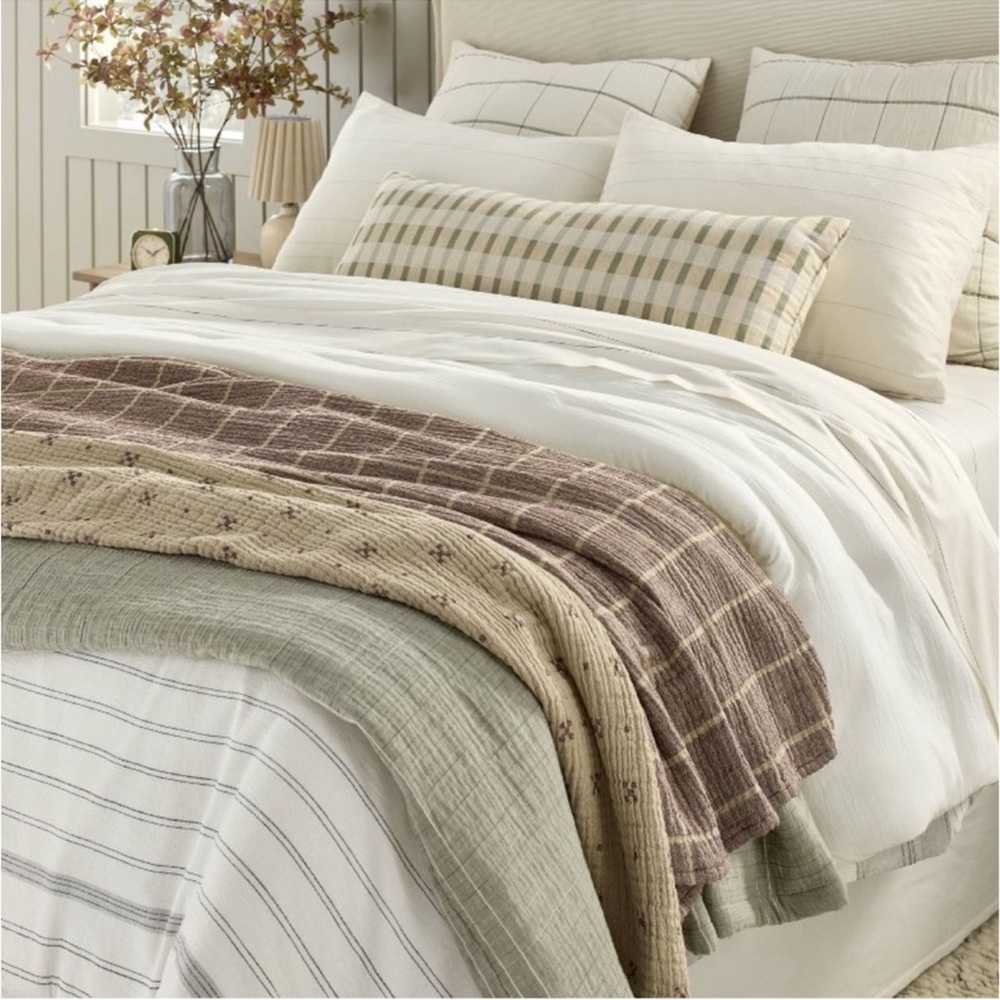 Hearth & Hand Magnolia Grid Matelassé Throw Blanket Burgundy/ Beige - - Picture 2 of 3